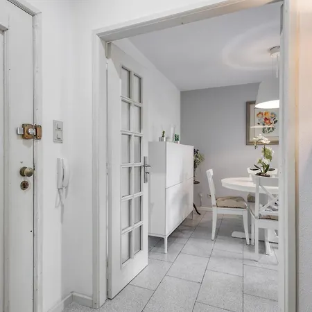 Cosy Flat By The Beach,